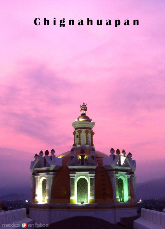 La cúpula principal de la Parroquia bellamente iluminada en un espectacular amanecer