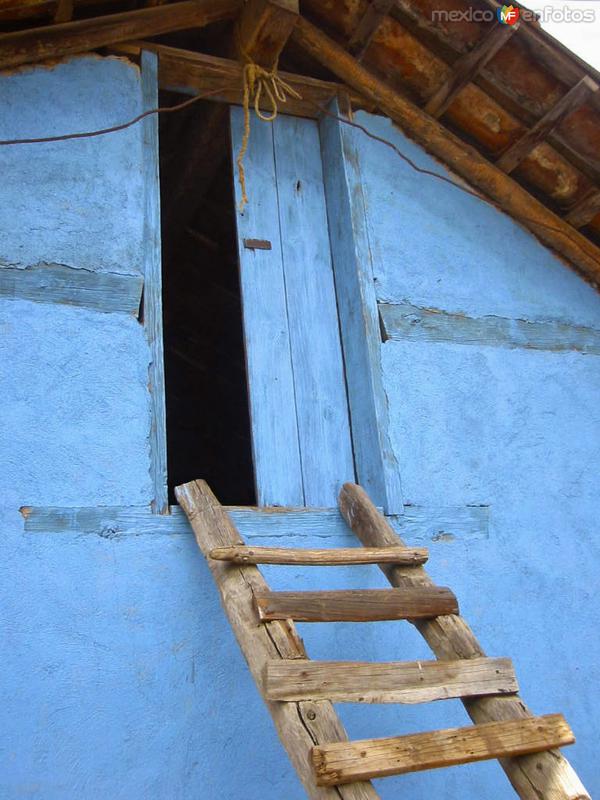 Casa típica en Ajolotla escalera de mano para subir al tapanco, utilizado para guardar los granos de la cosecha