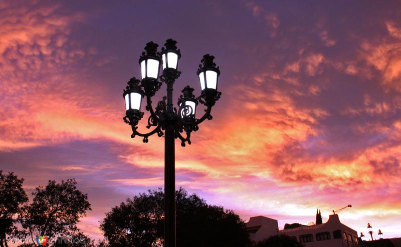 Frente a los faroles de la Calzada de Las Almas