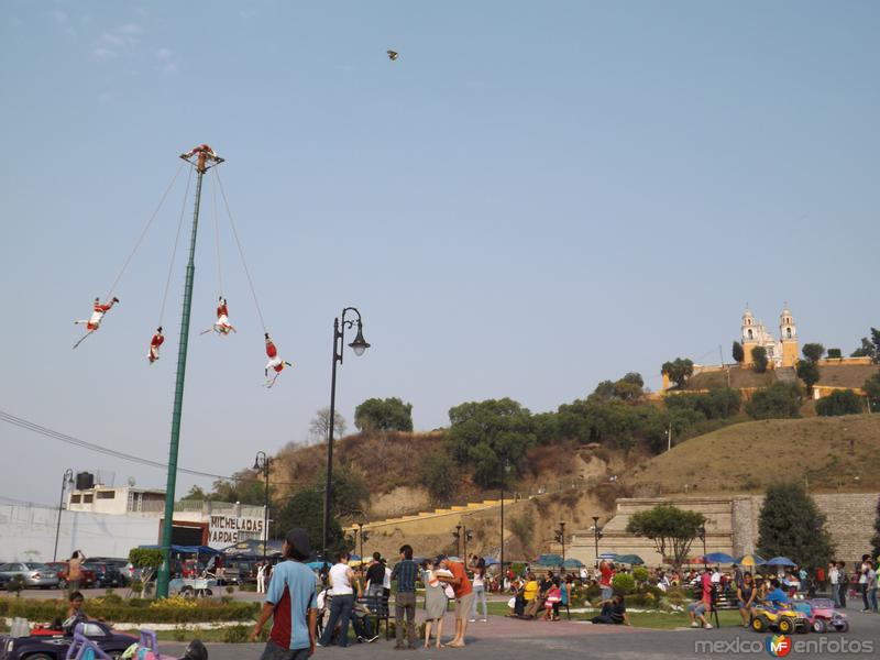 Voladores de Papantla en la Pirámide de Cholula. Mayo/2013