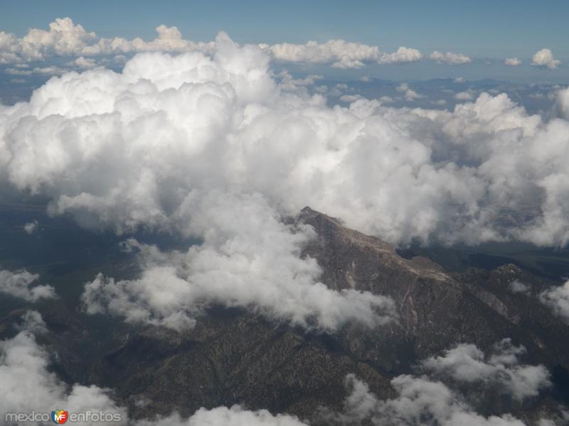 Entre nubes la cumbre del volcán la Malinche. Tlaxcala. Noviembre/2013