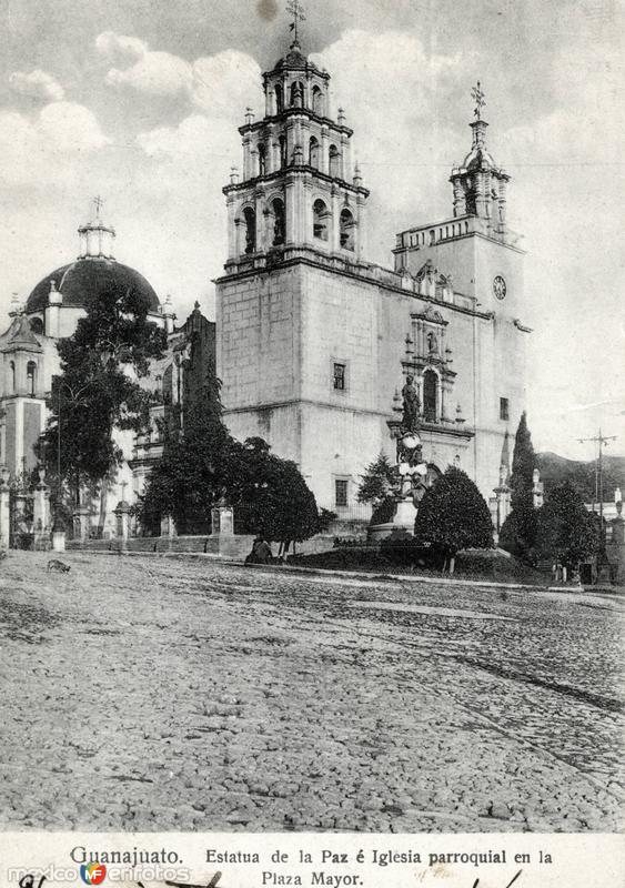 Estatua de la Paz e iglesia parroquial en la Plaza Mayor