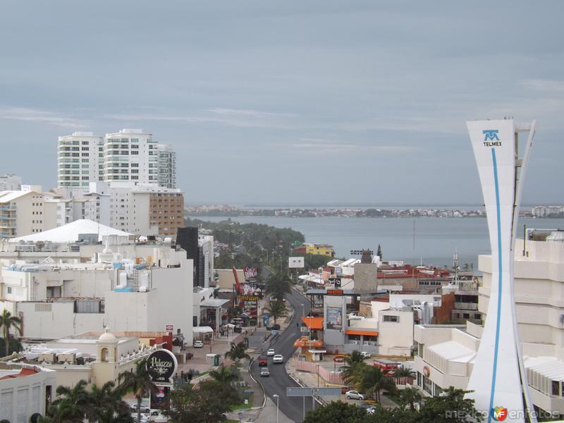 Blvd. Kukulcán a la altura de Cancún Center. Noviembre/2013