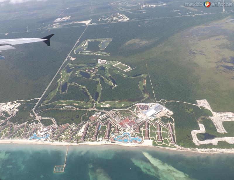 Vista aérea del Mar caribe y complejos hoteleros cerca de Alfredo V. Bonfil. Noviembre/2013