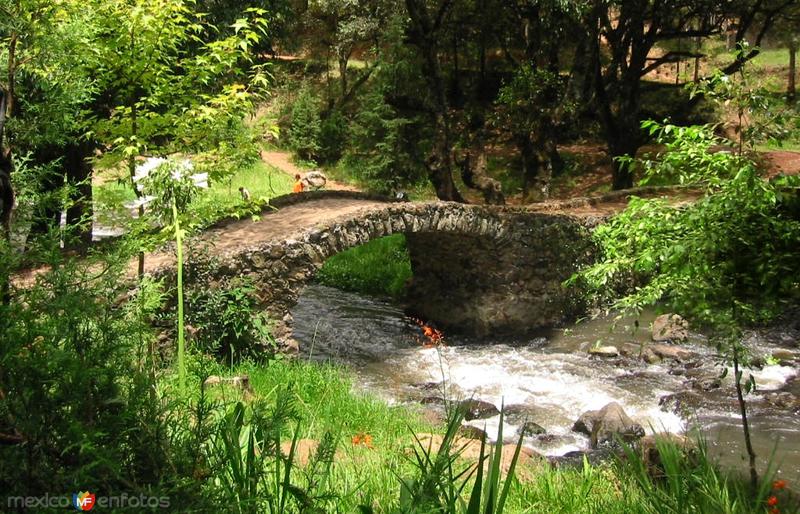 Antiguo Puente de Piedra sobre el Río Chignahuapan, a su paso por Quetzalapan