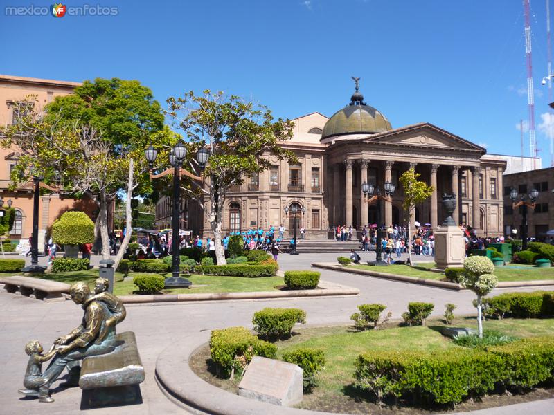 Plaza del Carmen con el teatro de la Paz.