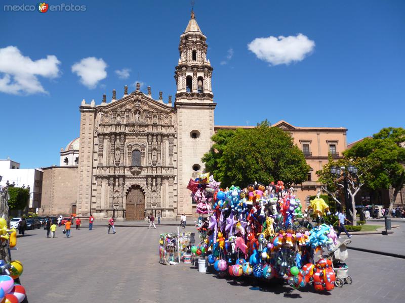 Iglesia del Carmen con globeros en primer plano.