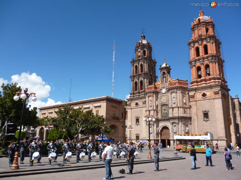 Catedral y banda de guerra tocando en Plaza de Armas.
