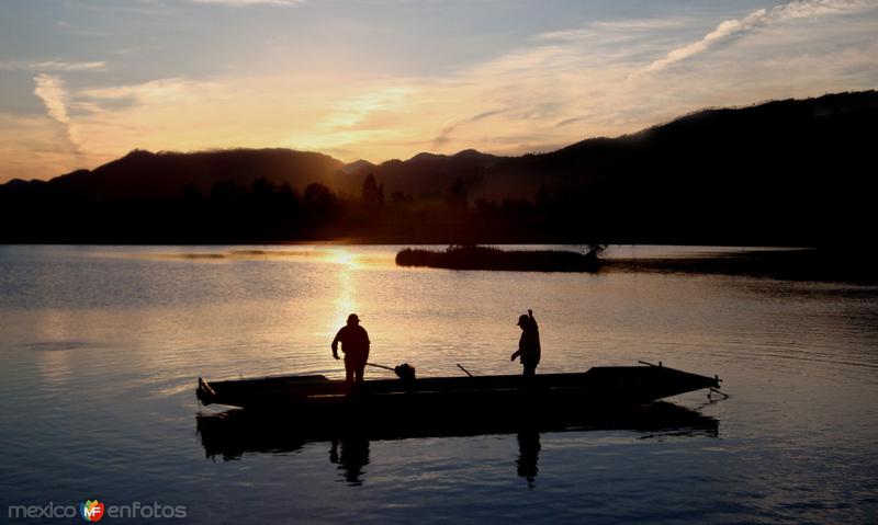 Lancheros en la Laguna Chignahuapan al amanecer