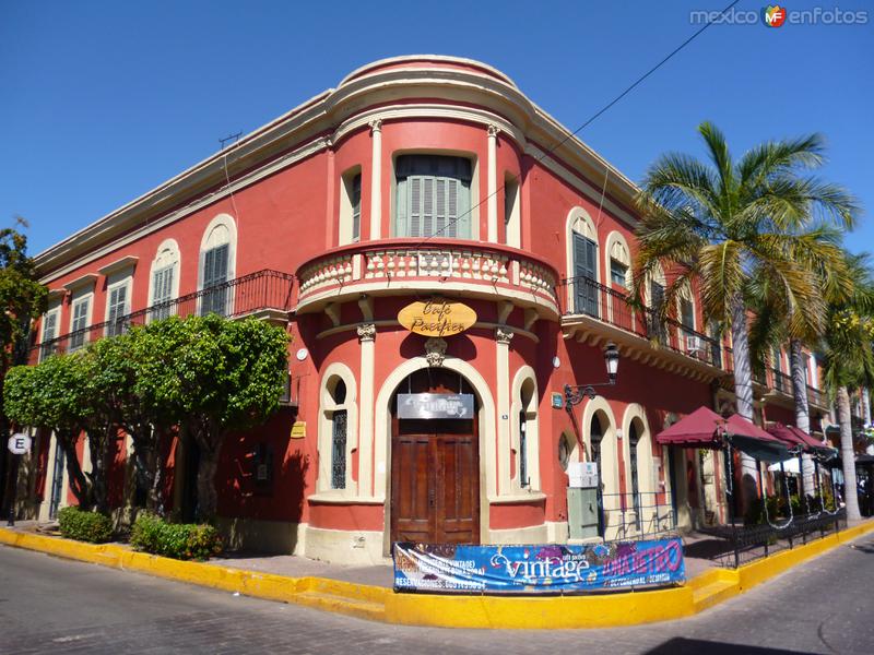 Edificio en la Plazuela Machado.