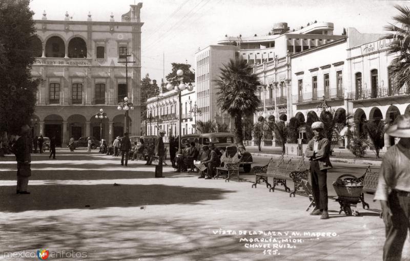 Vista de la Plaza y Avenida Madero