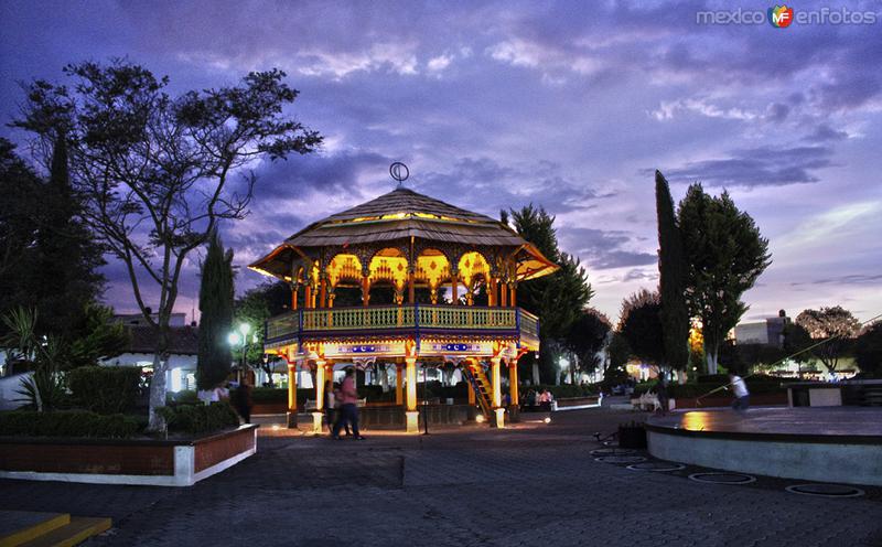 Plaza de La Constitución: "Al caer la noche"