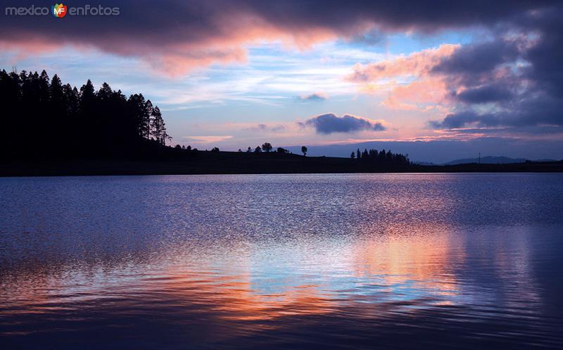 Presa de Cuautelolulco al ocaso