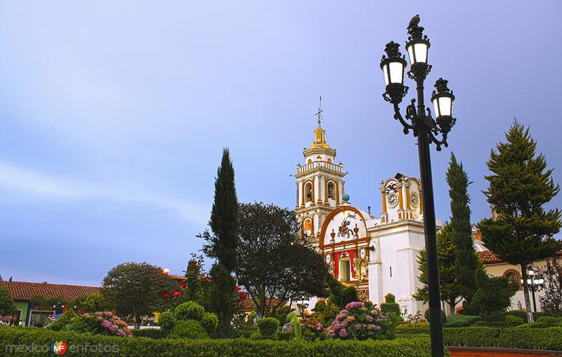 Plaza de la Constitución con la Parroquia al fondo - Chignahuapan ...