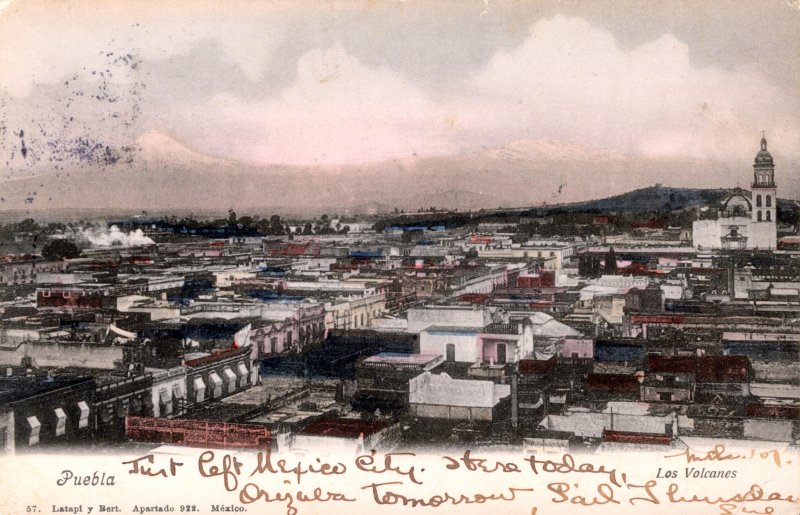 Vista panorámica de Puebla, con los volcanes al fondo