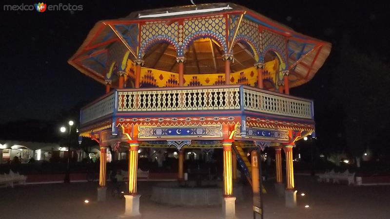 Nocturna del kiosco mudéjar de Chignahuapan. Mayo/2014