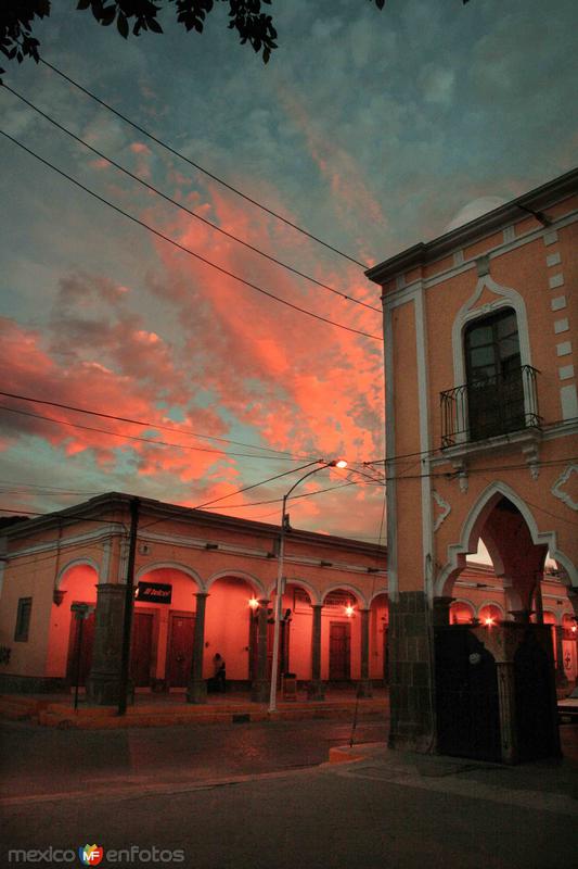 Hermoso atardeser, en la plaza de armas de Sayula, Foto Marty Pereztroiko