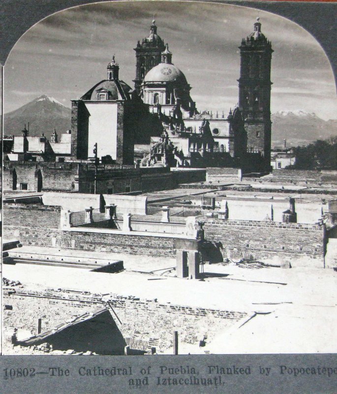 Vista de la catedral de Puebla entre el Popocatépetl y el Iztaccíhuatl