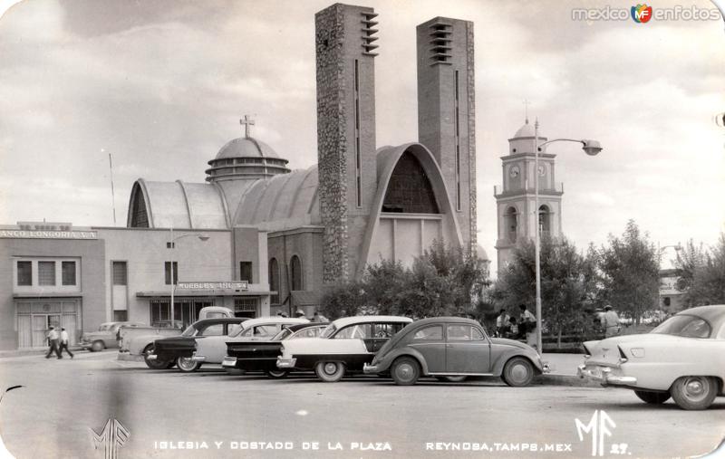 Iglesia y costado de la plaza