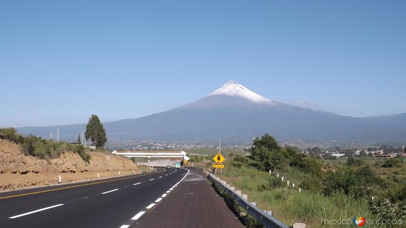 El volcán Popocatépetl y la autopista Puebla-Atlixco. Julio/2014