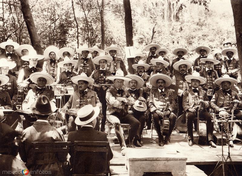 Orquesta Típica en el Parque de Chapultepec (circa 1920)