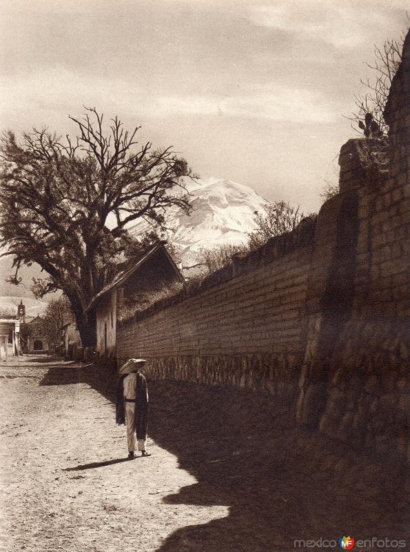 Una calle de Amecameca, con el Popocatépetl (circa 1920)