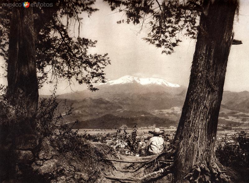 Amecameca con Iztaccíhuatl (circa 1920)