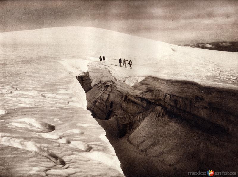 En la cima del Iztaccíhuatl (circa 1920)