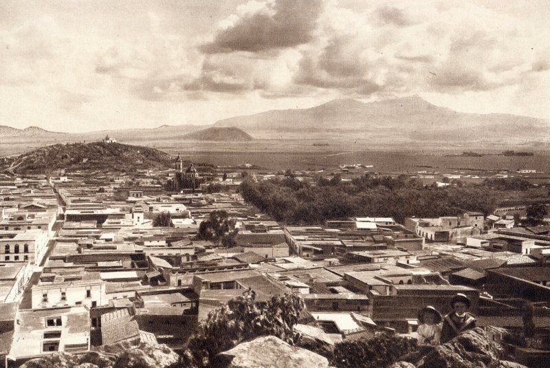 Vista panorámica de Toluca, con el Volcán Nevado al fondo (circa 1920)