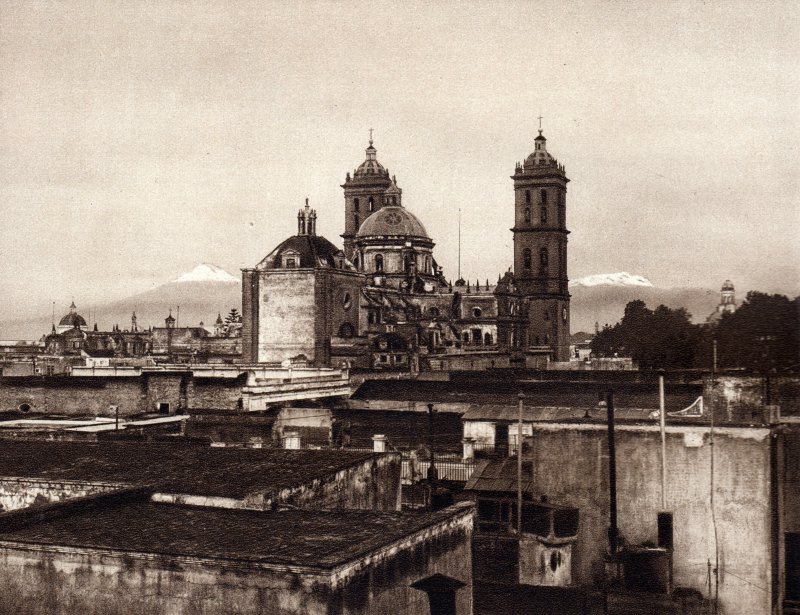 Catedral de Puebla con los volcanes al fondo (circa 1920)