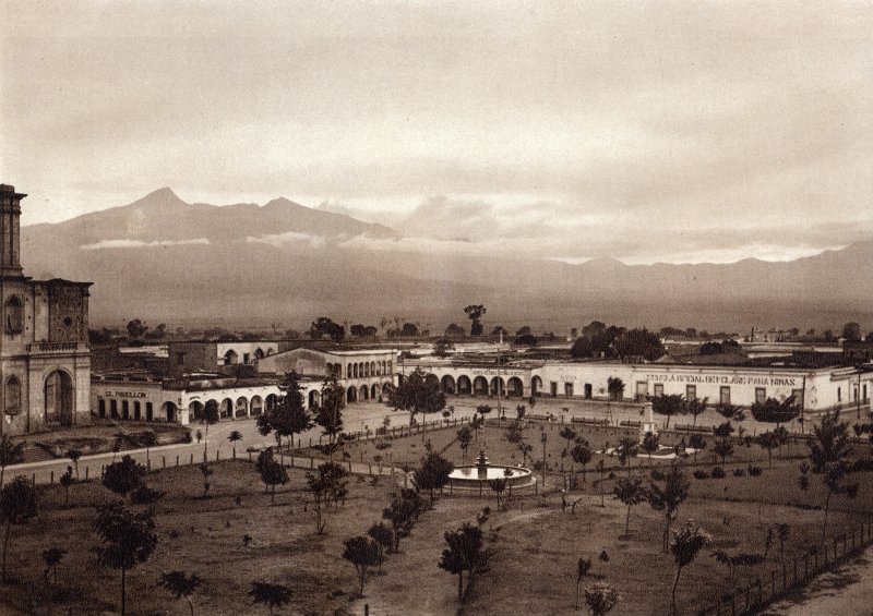 Fotos de Zapotlán, Jalisco, México: Plaza de Zapotlán, con el Volcán de Colima al fondo (circa 1920)