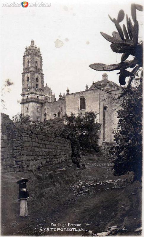 A espaldas del Templo por HUGO BREHME