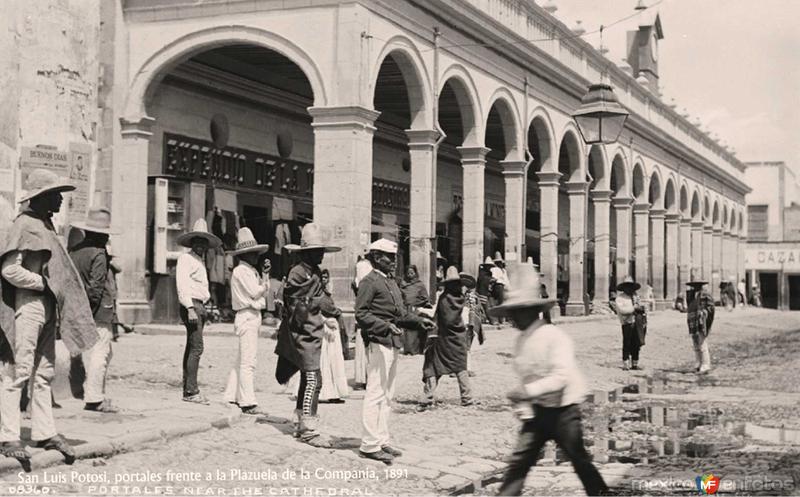 Portales frente a la Plazuela