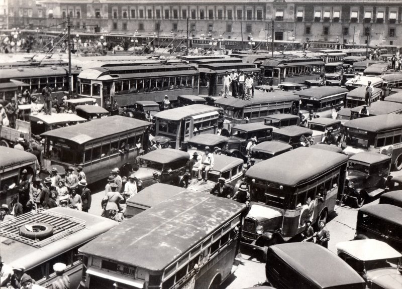 Congestionamiento vial en el Zócalo por protesta de taxistas en 1932