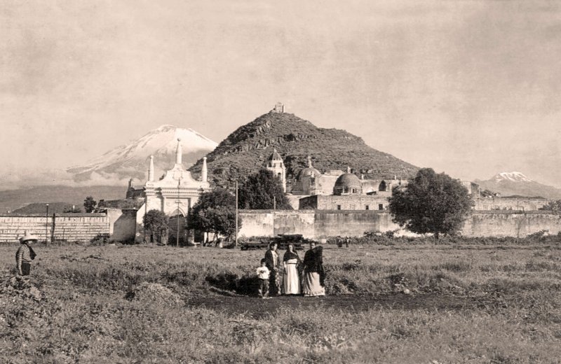 Atlixco, vista típica con los volcanes al fondo.