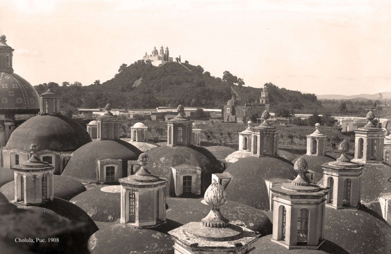 Cholula, cúpulas de la Capilla Real y vista a la pirámide