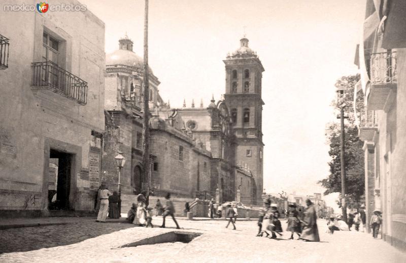 Puebla, costado de la Catedral, 1889