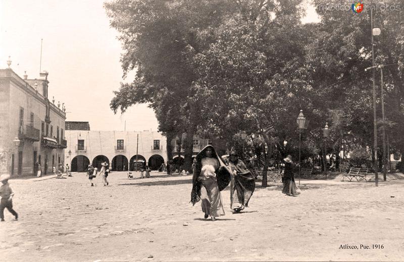 Atlixco, jardín principal y portales, 1916