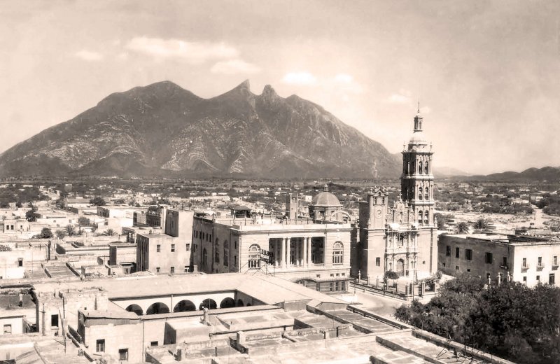 Monterrey, Catedral y Cerro de la Silla al fondo