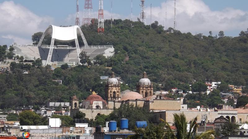 Auditorio de la Guelaguetza y el cerro del Fortín. Julio/2014