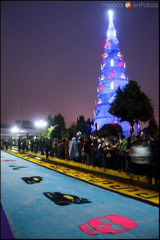 Engalana la escena el Monumental Árbol de navidad