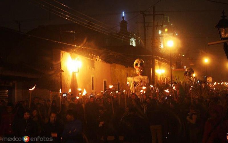 Marcha con Antorchas para recibir a nuestros difuntos en el mágico escenario nocturno del Río Chignahuapan