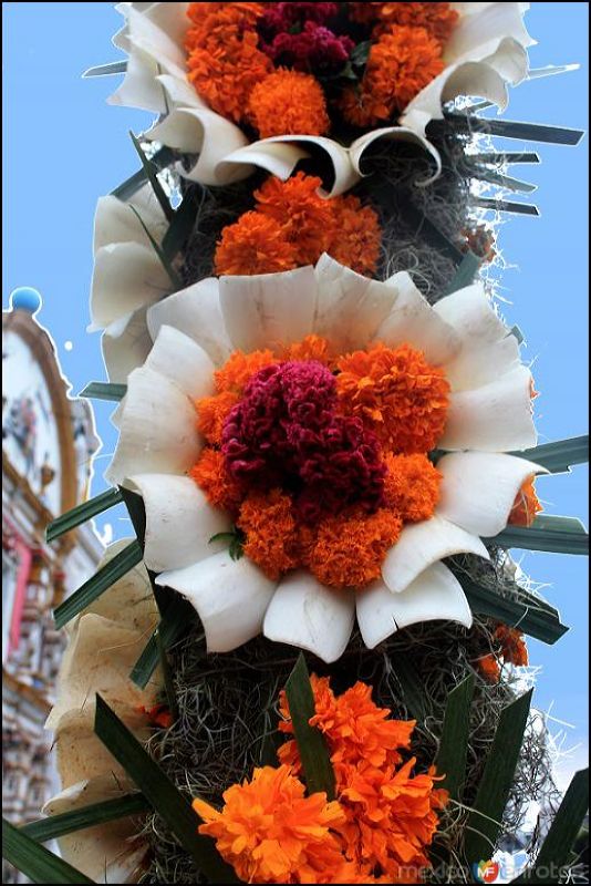 Detalle del "Arco Floral" elaborado por vecinos del Barrio de Ixtlahuaca