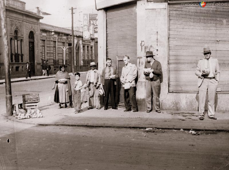 Esperando el autobús (c. 1940)