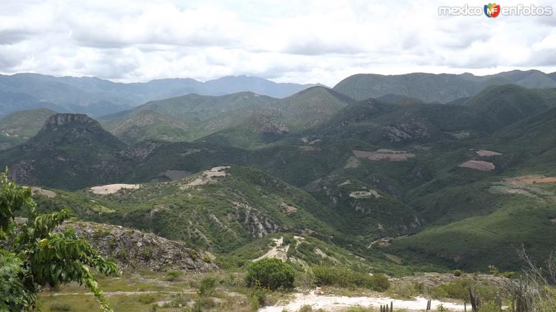 Panorámica de la Sierra Juárez desde San Lorenzo Albarradas. Julio/2014