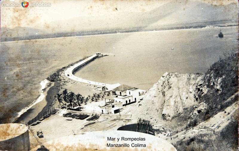 Mar y rompeolas