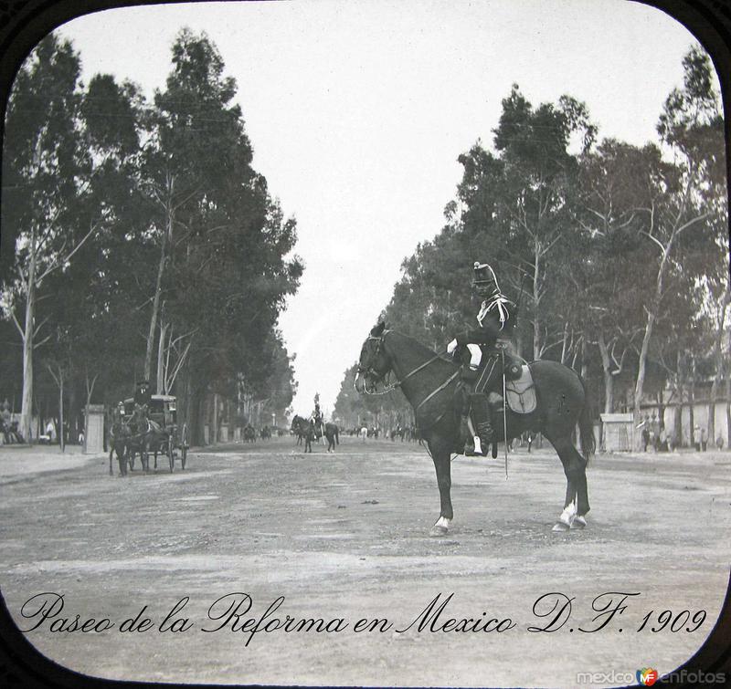 Soldados en el Paseo de la Reforma