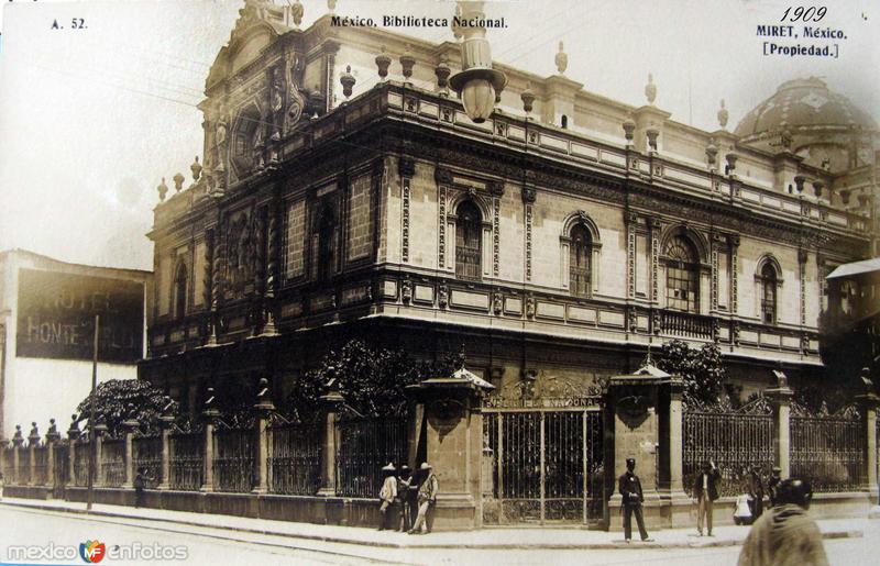 La Biblioteca nacional por FELIX MIRET