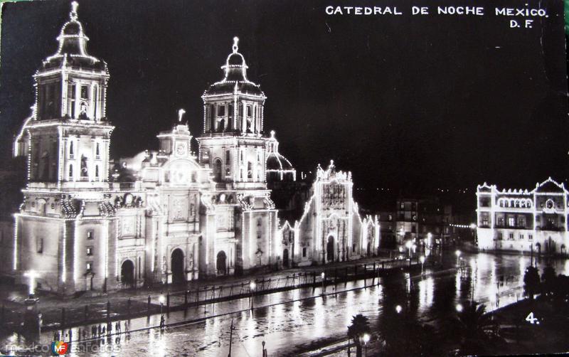 La Catedral en noche lluviosa