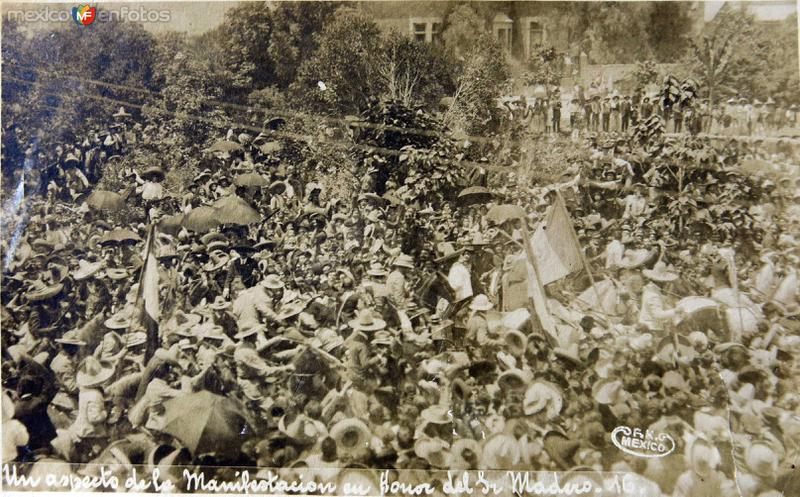 Manifestantes en honor a Madero